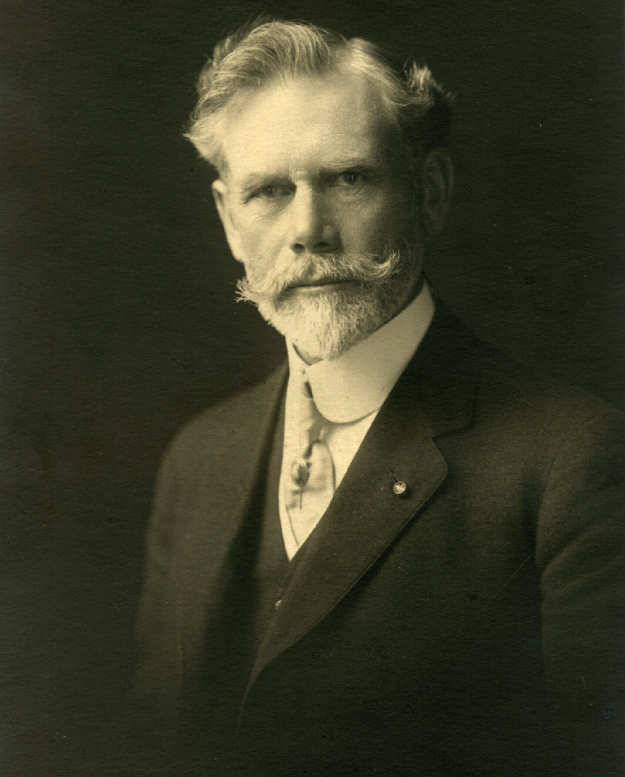 Black-and-white photographic portrait of Thomas Shepherd. In the photo, he appears middle aged and in a black suit and tie.